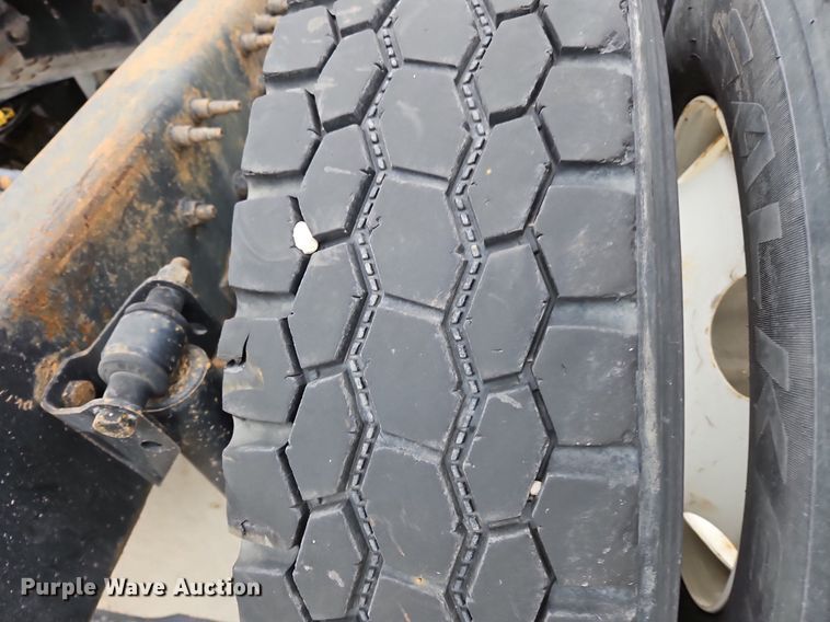 image for item NZ9044 2013 Volvo VNL  semi truck