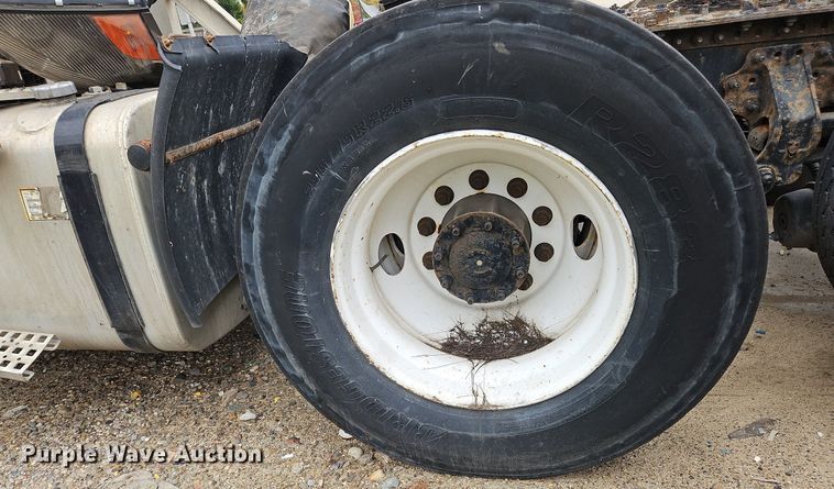 image for item NZ9044 2013 Volvo VNL  semi truck