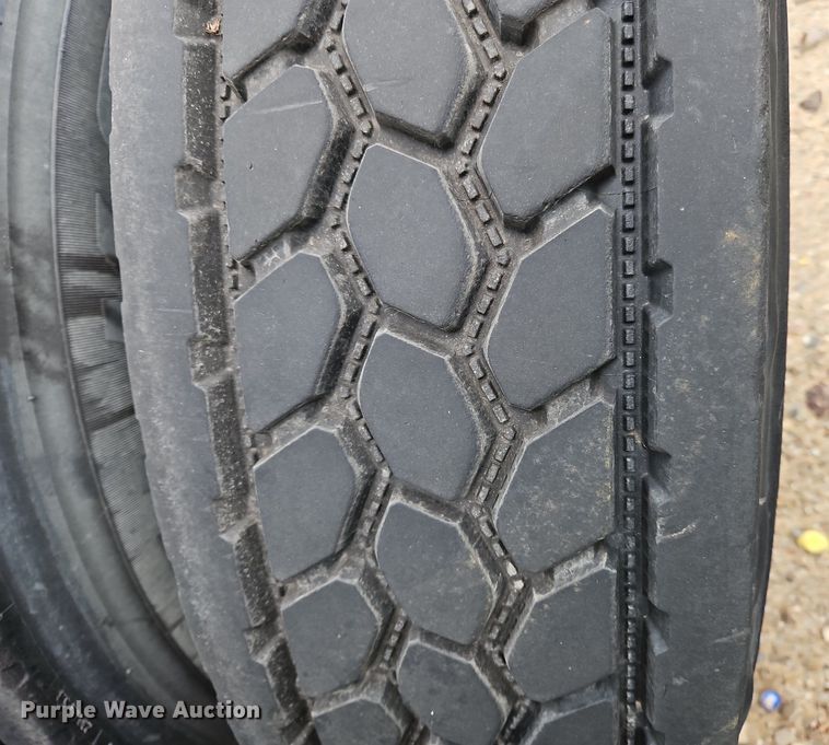 image for item NZ9044 2013 Volvo VNL  semi truck