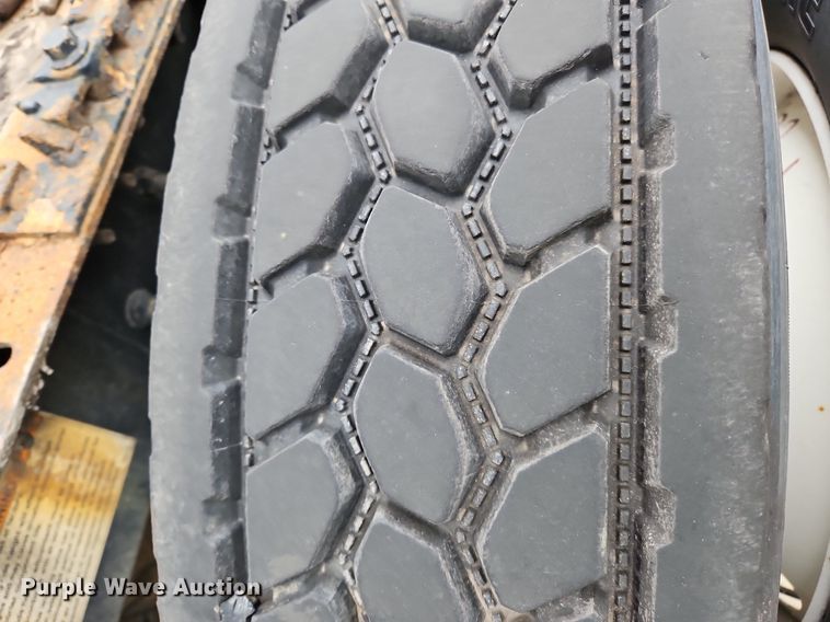 image for item NZ9044 2013 Volvo VNL  semi truck