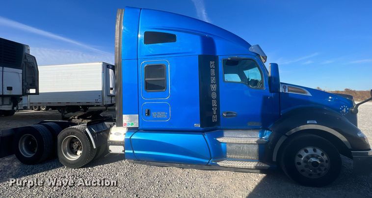 image for item OA9145 2016 Kenworth T680  semi truck