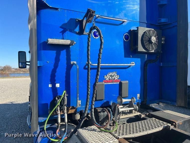 image for item OA9145 2016 Kenworth T680  semi truck