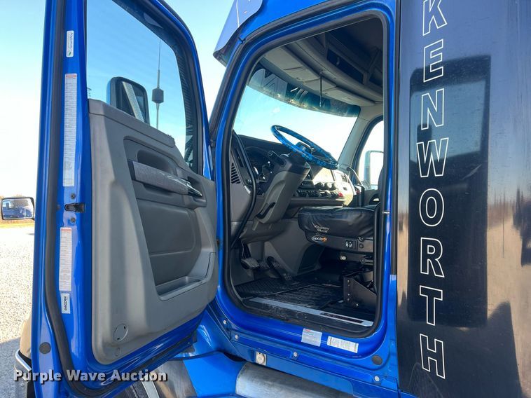 image for item OA9145 2016 Kenworth T680  semi truck