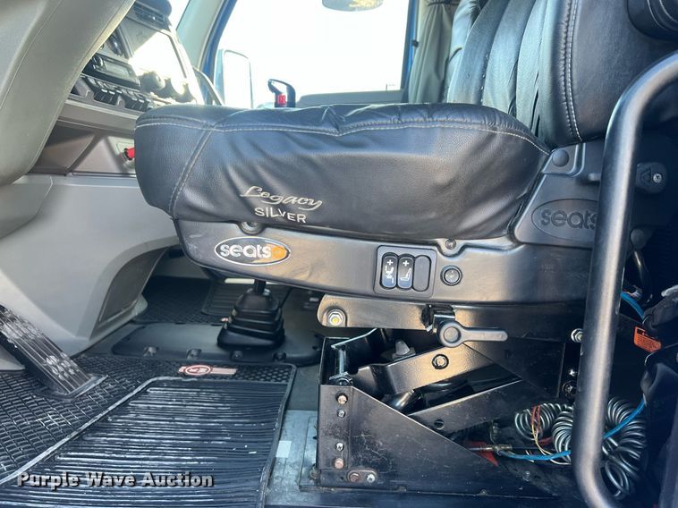 image for item OA9145 2016 Kenworth T680  semi truck