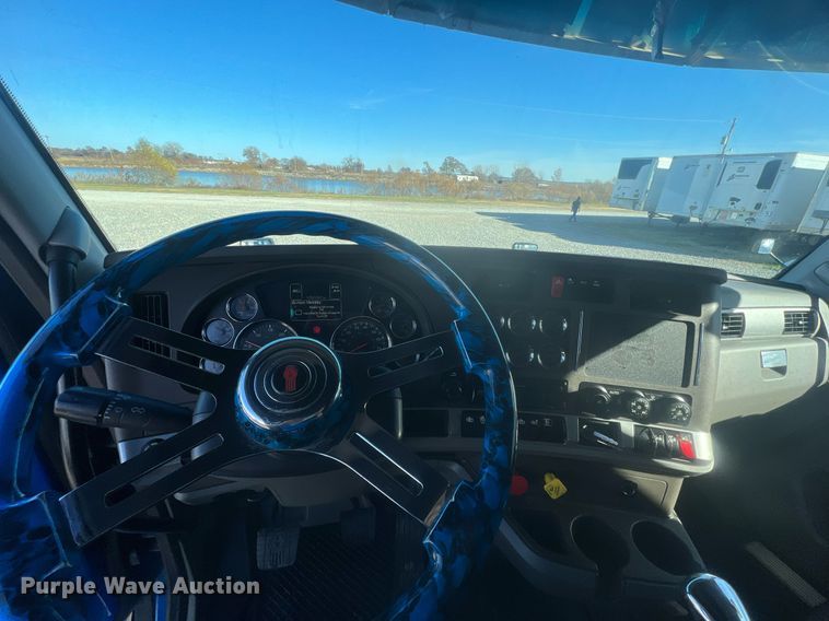 image for item OA9145 2016 Kenworth T680  semi truck