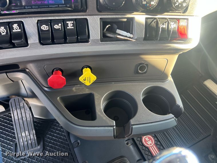 image for item OA9145 2016 Kenworth T680  semi truck