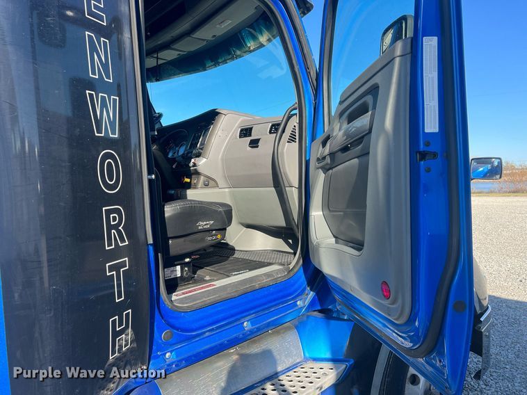 image for item OA9145 2016 Kenworth T680  semi truck