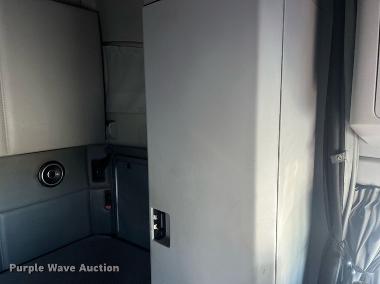 image for item OA9145 2016 Kenworth T680  semi truck