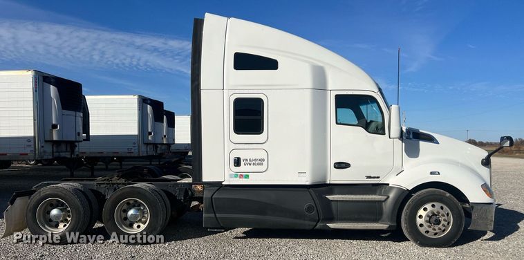 image for item OA9146 2016 Kenworth T680  semi truck