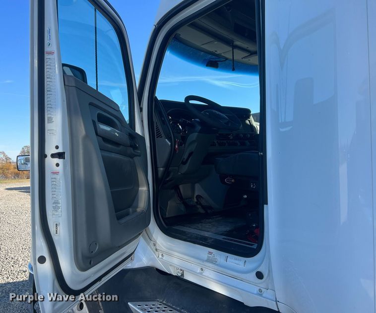 image for item OA9146 2016 Kenworth T680  semi truck