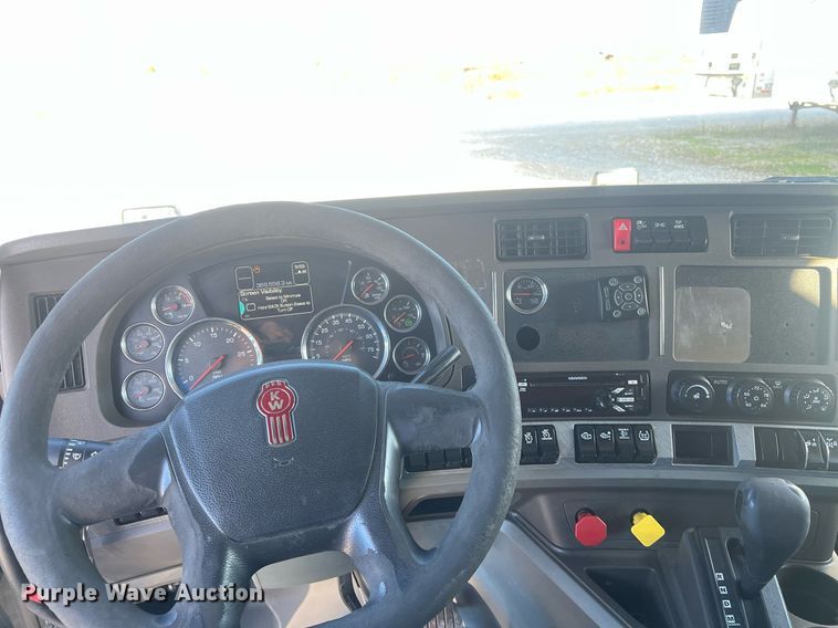 image for item OA9146 2016 Kenworth T680  semi truck