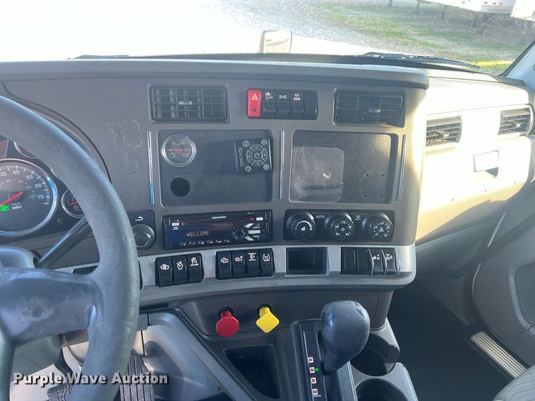 image for item OA9146 2016 Kenworth T680  semi truck