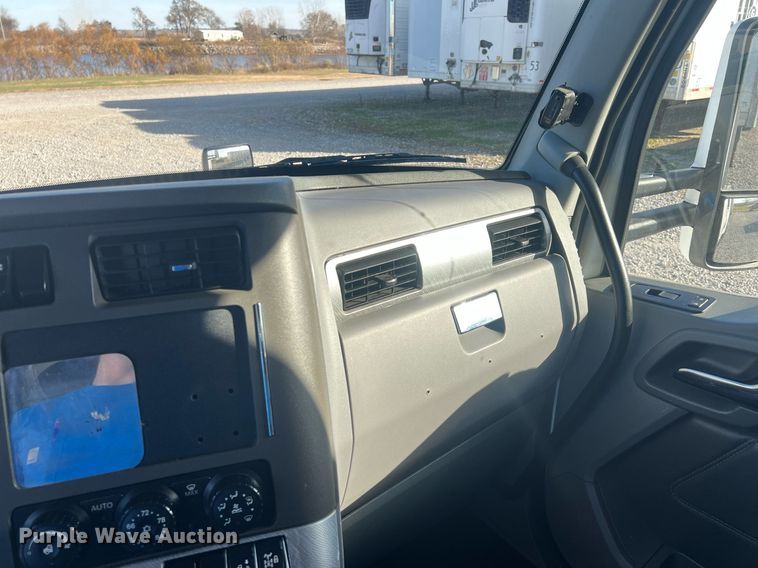 image for item OA9146 2016 Kenworth T680  semi truck