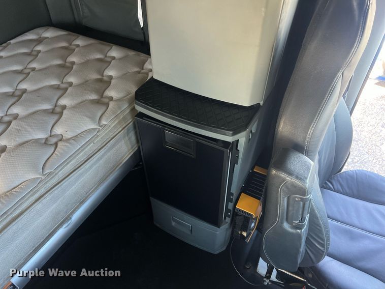 image for item OA9146 2016 Kenworth T680  semi truck