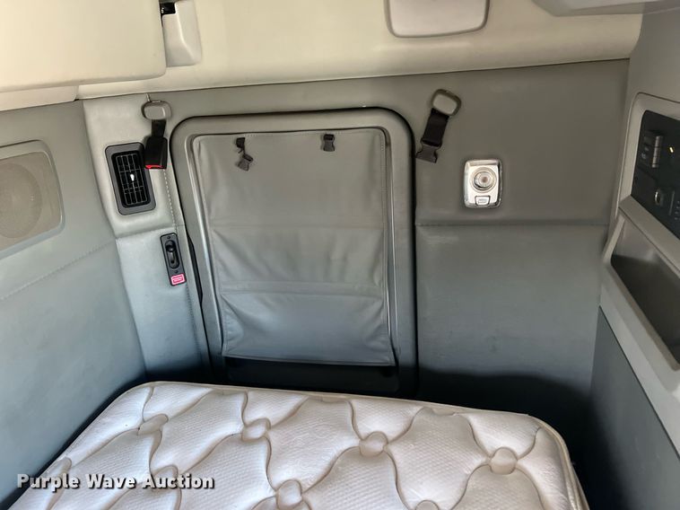 image for item OA9146 2016 Kenworth T680  semi truck