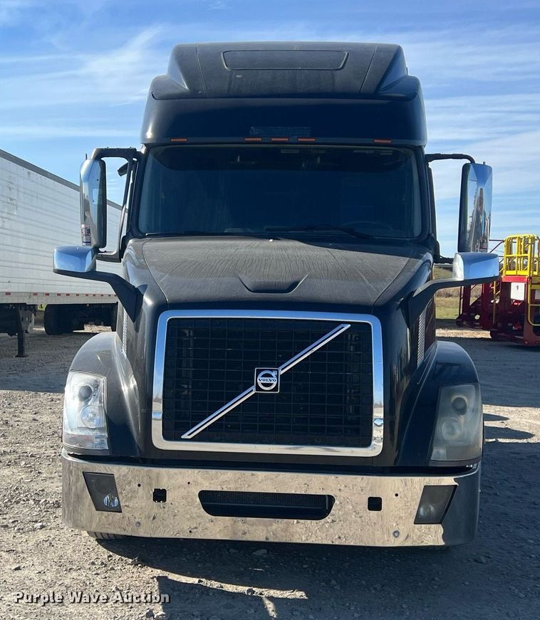 image for item OA9147 2015 Volvo  semi truck