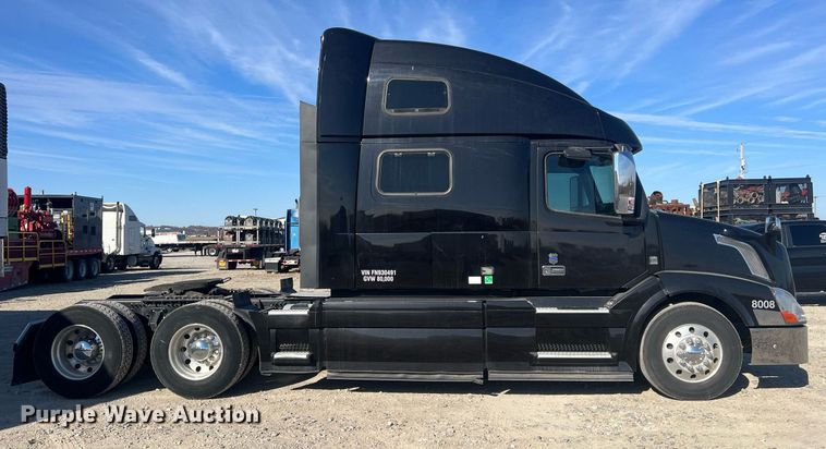 image for item OA9147 2015 Volvo  semi truck