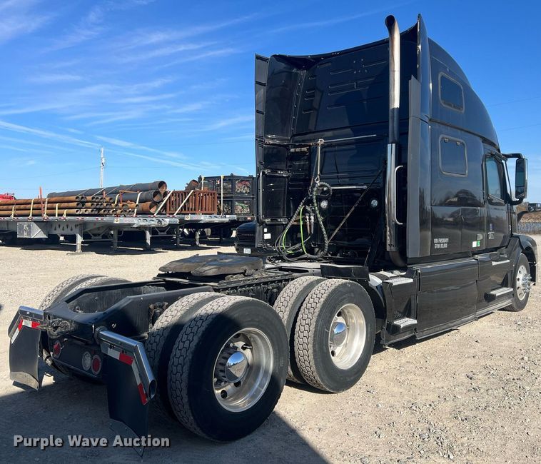 image for item OA9147 2015 Volvo  semi truck