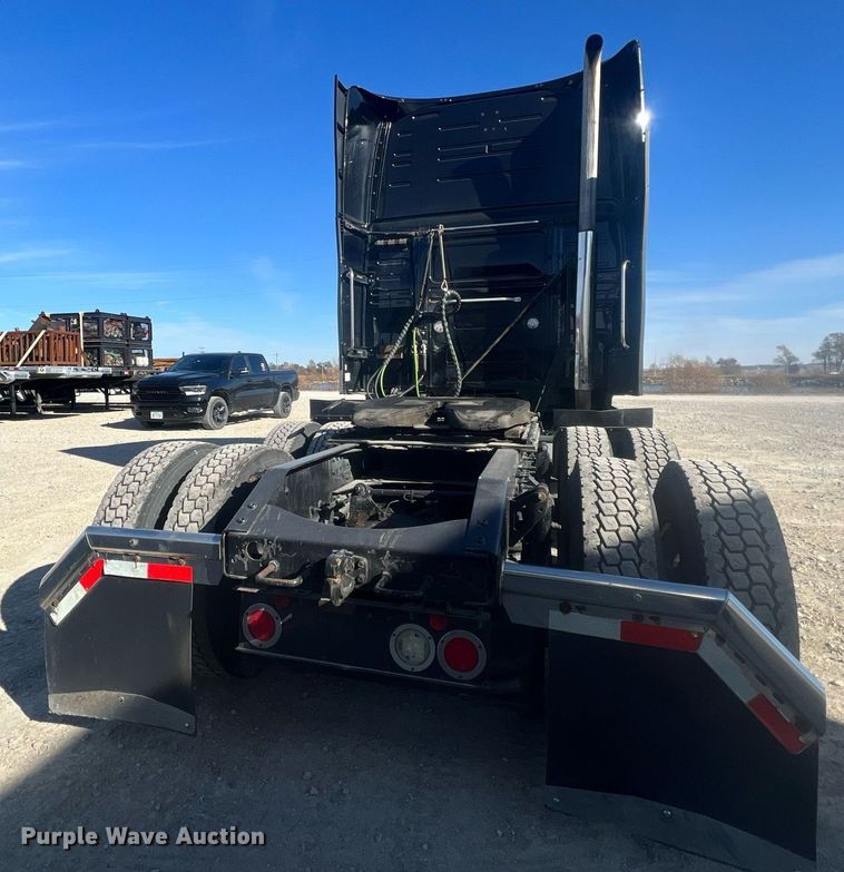 image for item OA9147 2015 Volvo  semi truck