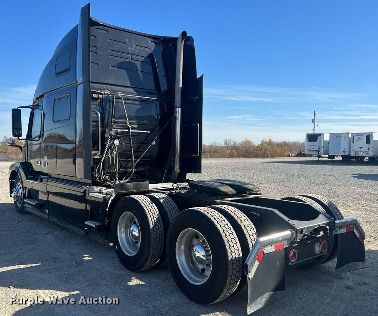 image for item OA9147 2015 Volvo  semi truck