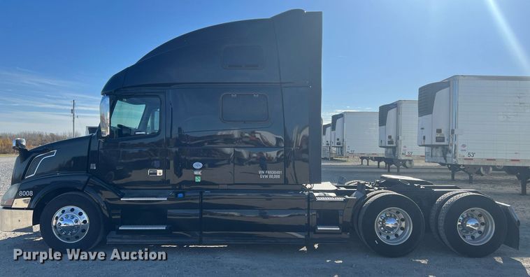 image for item OA9147 2015 Volvo  semi truck