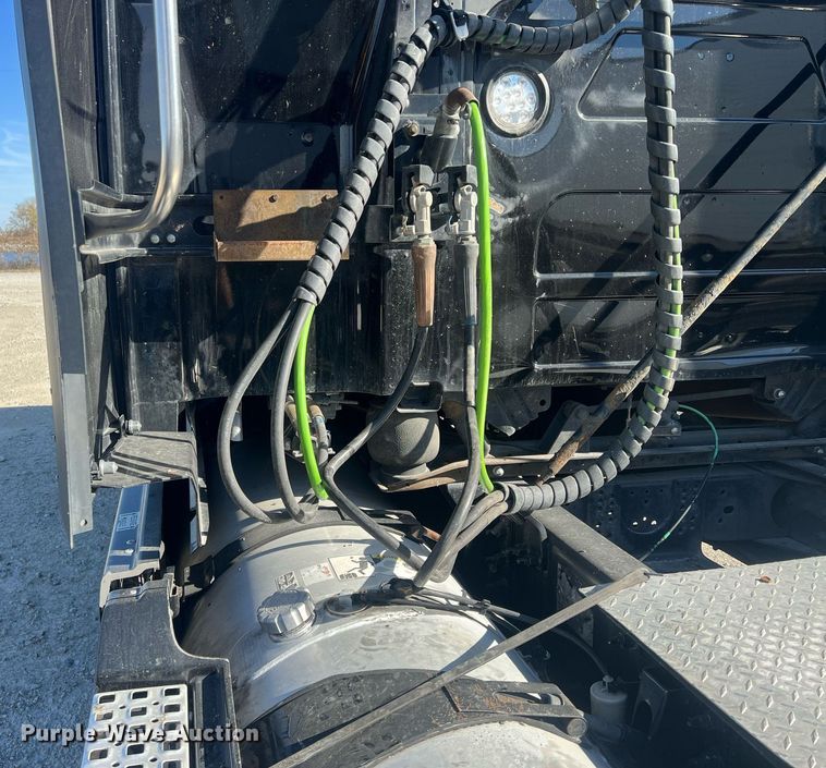 image for item OA9147 2015 Volvo  semi truck