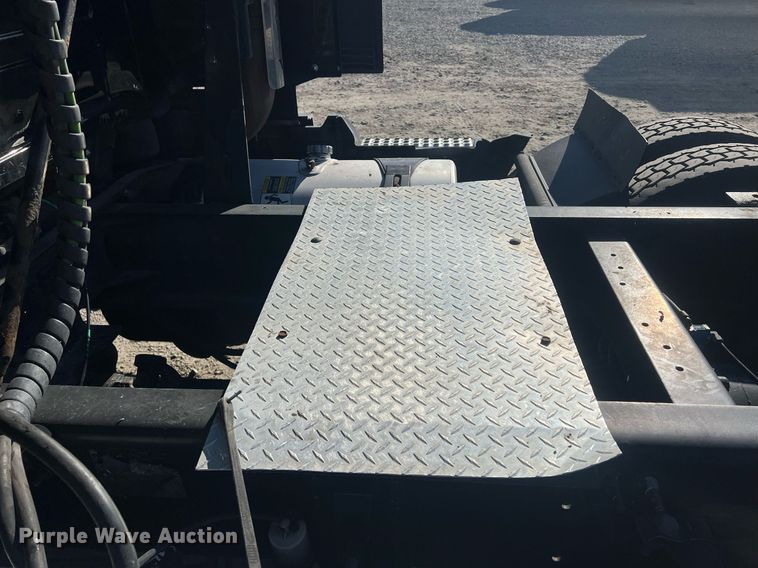 image for item OA9147 2015 Volvo  semi truck