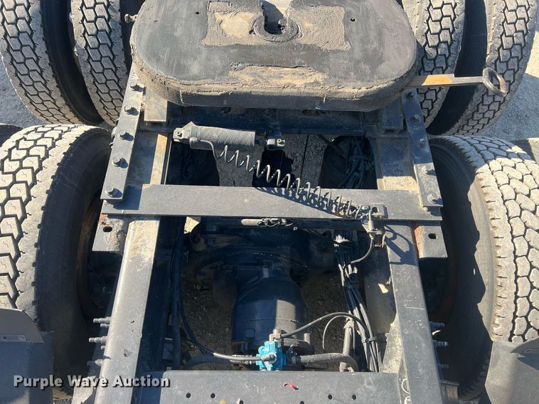 image for item OA9147 2015 Volvo  semi truck