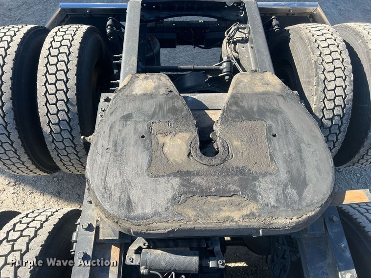 image for item OA9147 2015 Volvo  semi truck