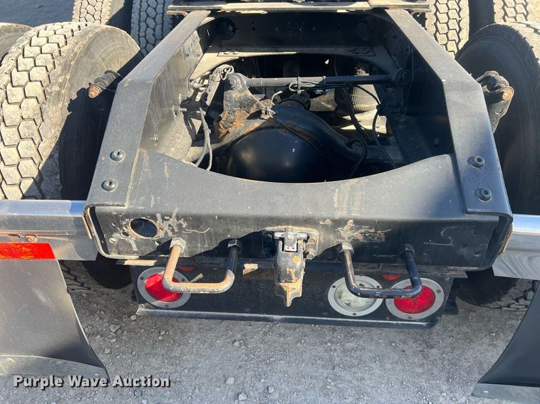 image for item OA9147 2015 Volvo  semi truck