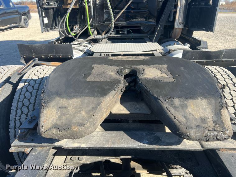 image for item OA9147 2015 Volvo  semi truck