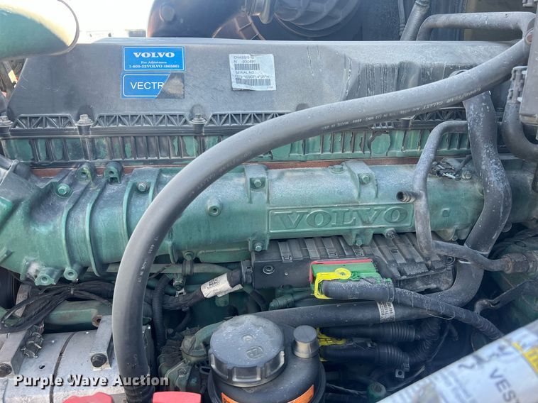 image for item OA9147 2015 Volvo  semi truck