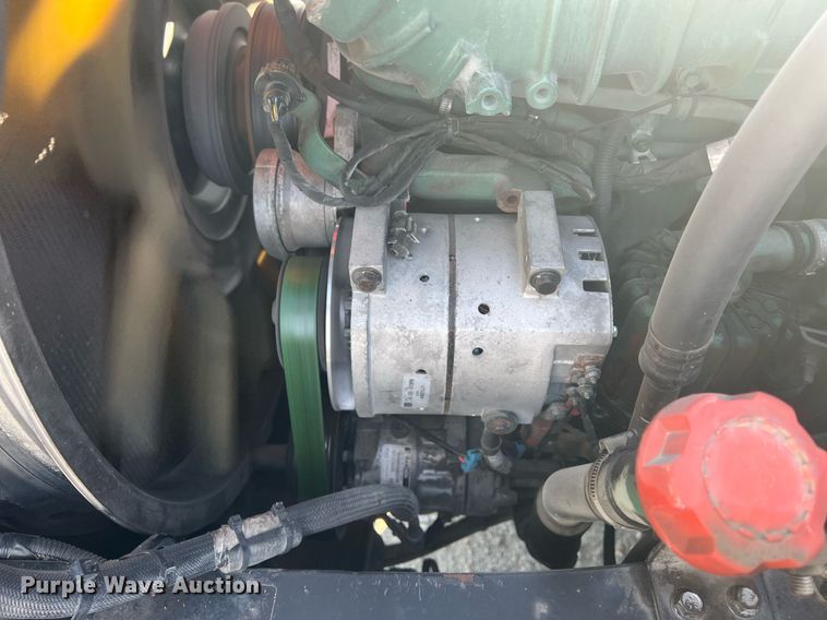 image for item OA9147 2015 Volvo  semi truck