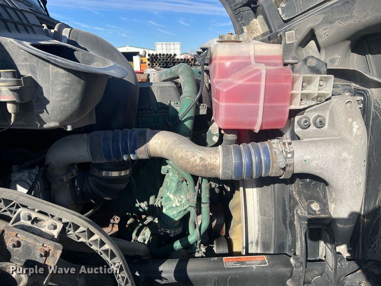 image for item OA9147 2015 Volvo  semi truck