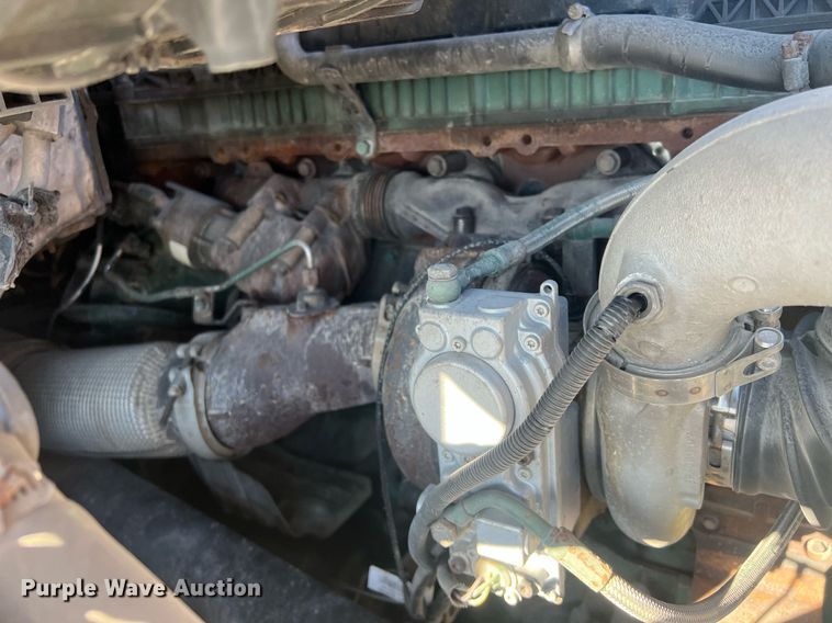 image for item OA9147 2015 Volvo  semi truck