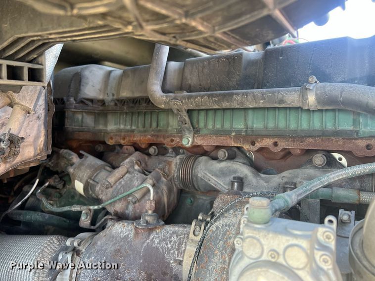 image for item OA9147 2015 Volvo  semi truck