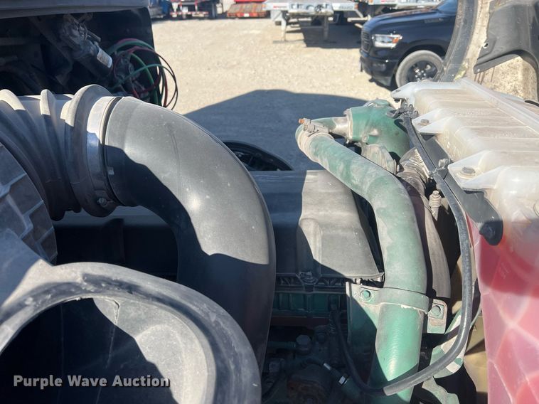 image for item OA9147 2015 Volvo  semi truck