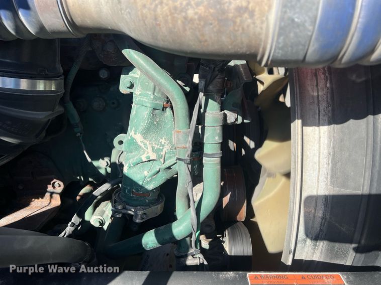 image for item OA9147 2015 Volvo  semi truck