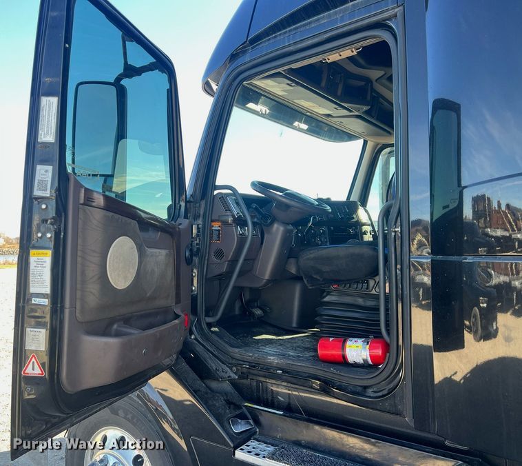 image for item OA9147 2015 Volvo  semi truck