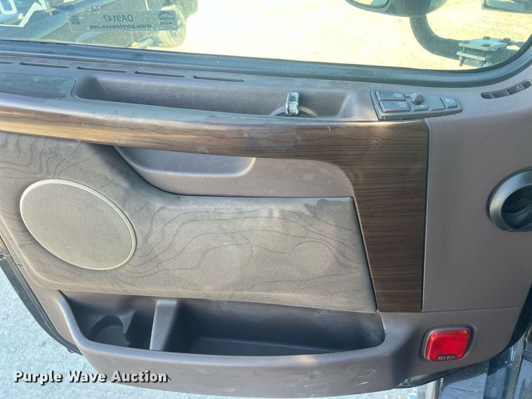 image for item OA9147 2015 Volvo  semi truck