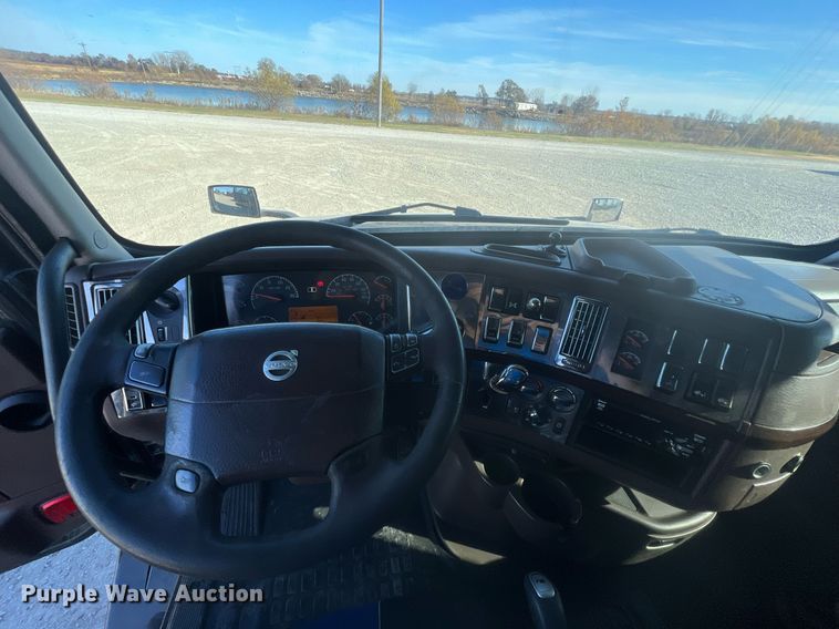 image for item OA9147 2015 Volvo  semi truck