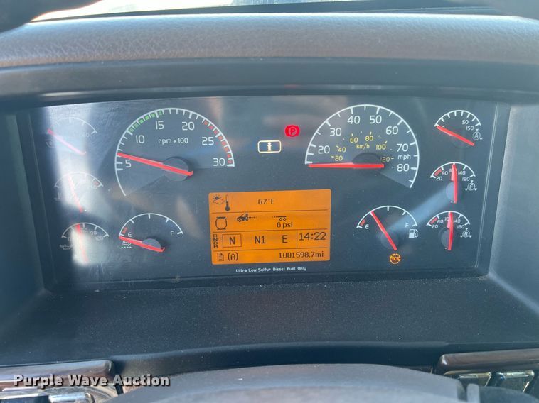 image for item OA9147 2015 Volvo  semi truck