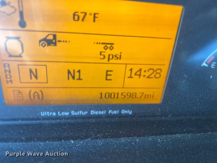 image for item OA9147 2015 Volvo  semi truck