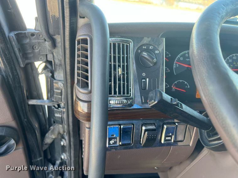 image for item OA9147 2015 Volvo  semi truck