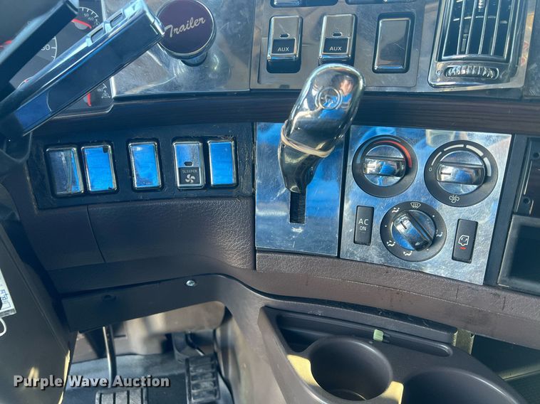 image for item OA9147 2015 Volvo  semi truck