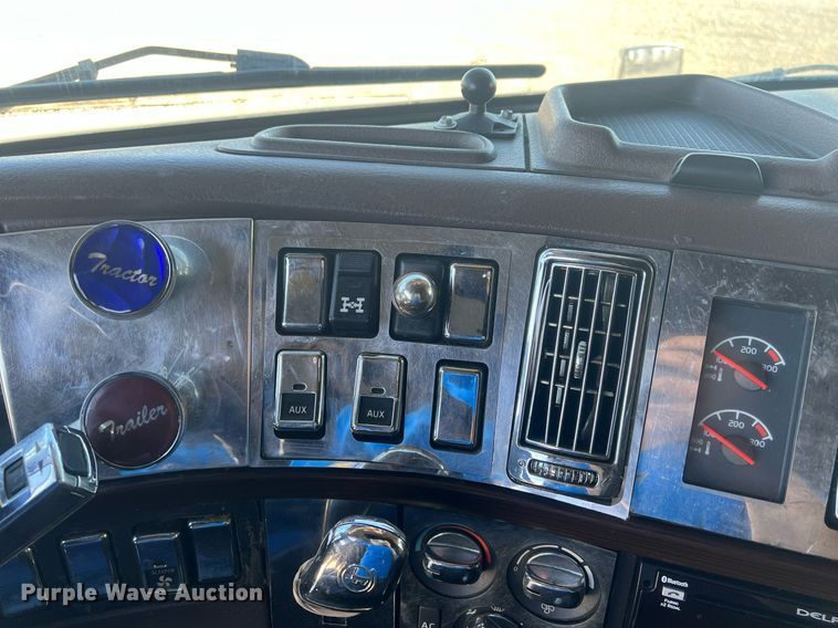 image for item OA9147 2015 Volvo  semi truck