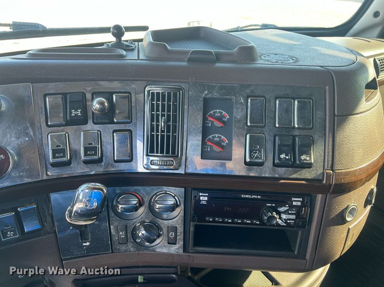 image for item OA9147 2015 Volvo  semi truck