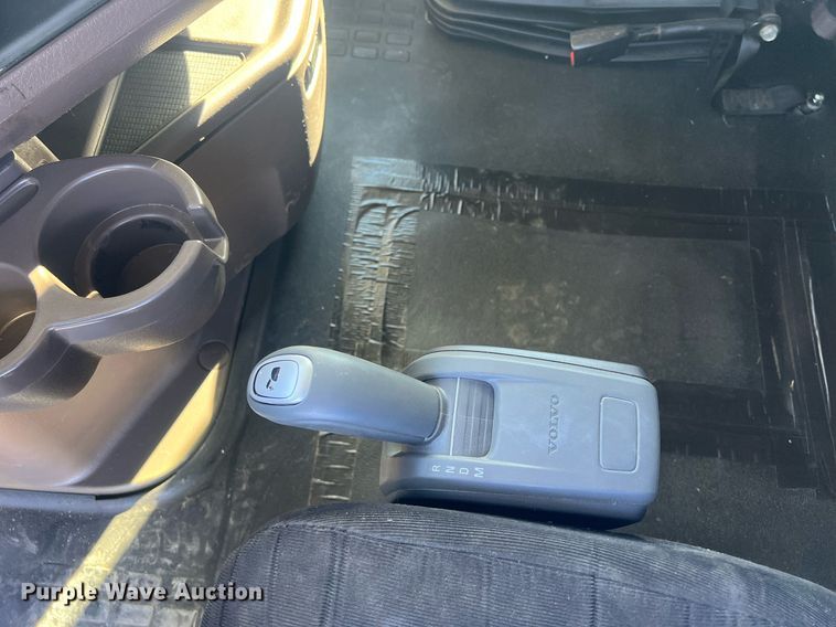 image for item OA9147 2015 Volvo  semi truck