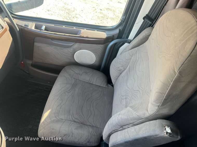 image for item OA9147 2015 Volvo  semi truck