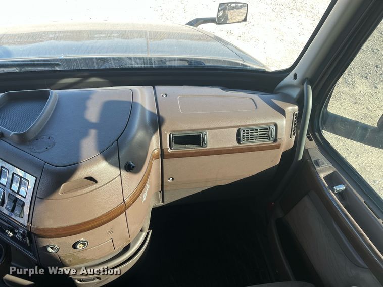 image for item OA9147 2015 Volvo  semi truck